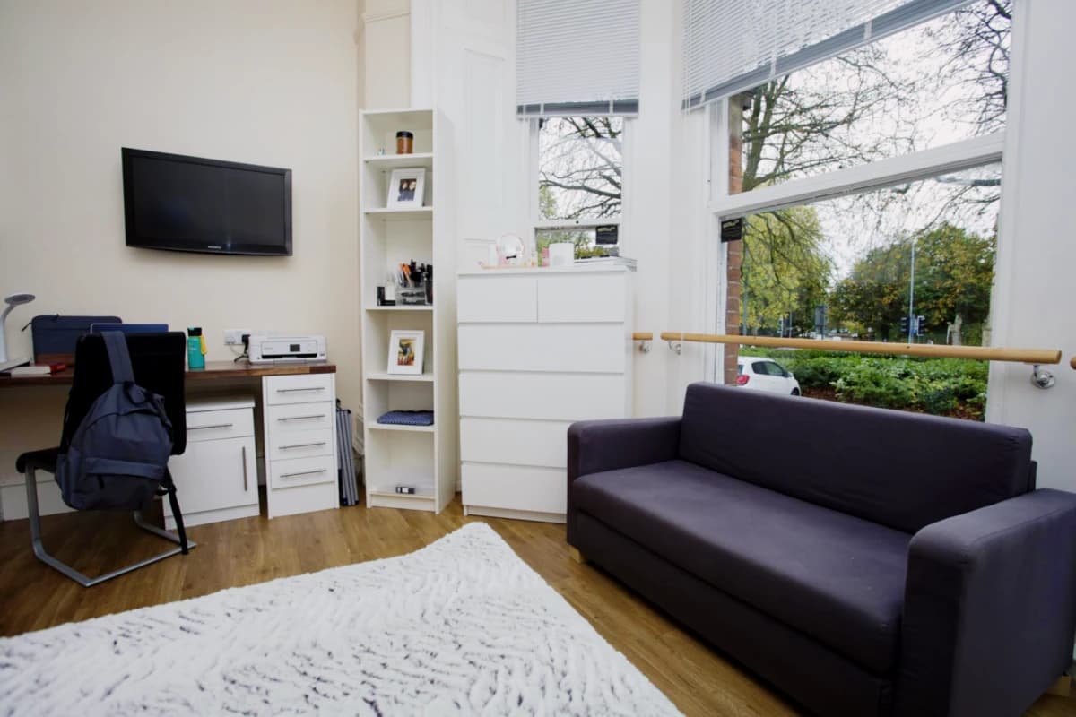 Daisybank Villas image