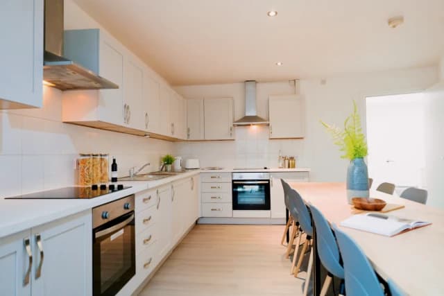 MOSS LANE EAST, M14