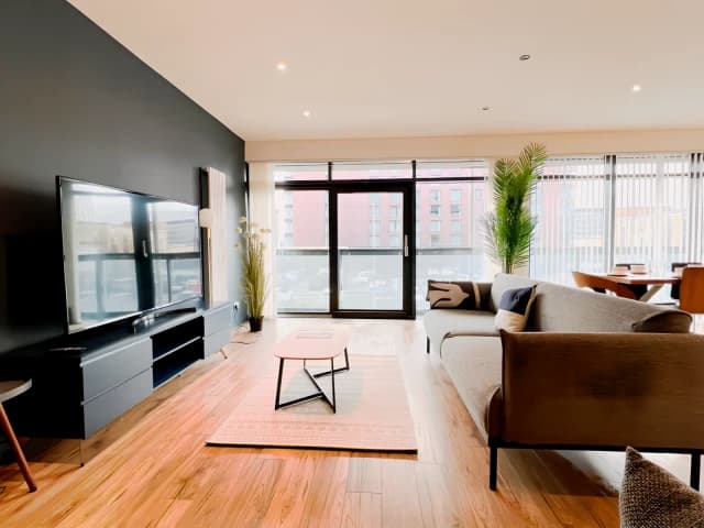 Lovely Spacious 2 bed Apartment with Hydro Views