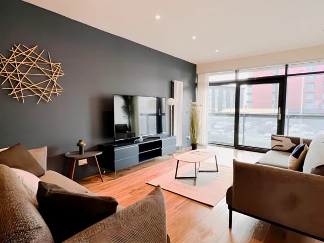Lovely Spacious 2 bed Apartment with Hydro Views image 2