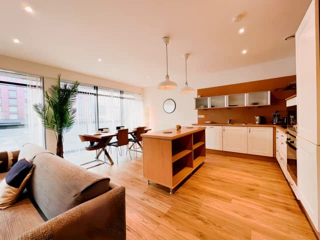 Lovely Spacious 2 bed Apartment with Hydro Views image 3