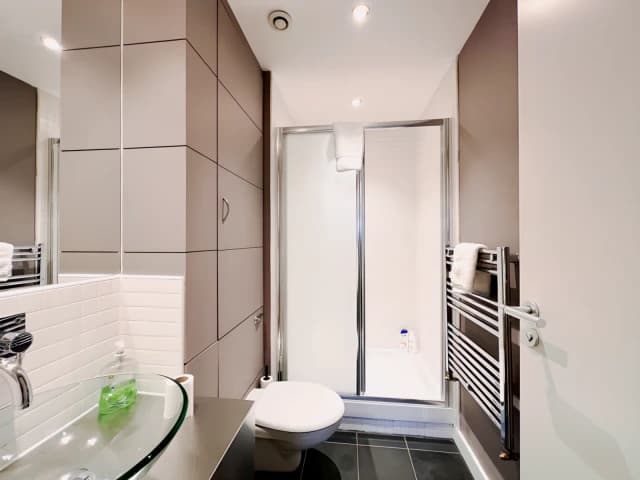 Lovely Spacious 2 bed Apartment with Hydro Views image 4
