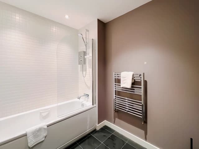 Lovely Spacious 2 bed Apartment with Hydro Views image 5