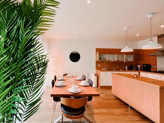 Lovely Spacious 2 bed Apartment with Hydro Views image