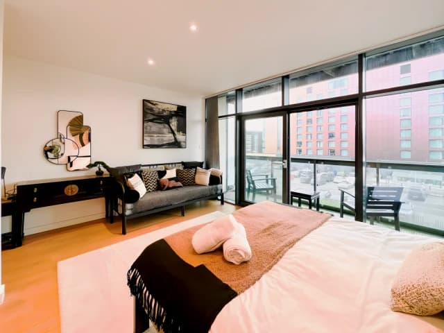 Lovely 2 Bedroom Duplex Apartment with Hydro Views image 3