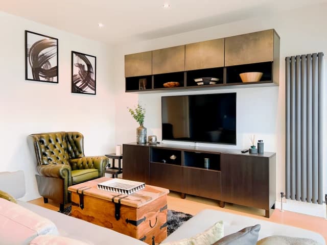 Lovely 2 Bedroom Duplex Apartment with Hydro Views image 4