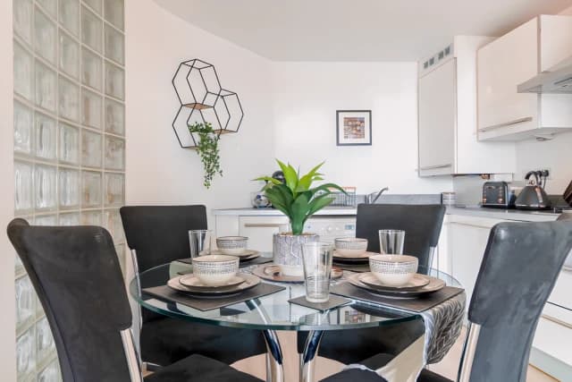 Luxury Riverview City Centre Apartment 2 image 4