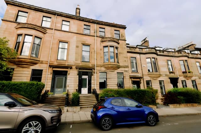 Victoria Crescent Road, G12 9DD