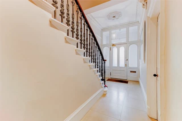 5Bedrooms, 2Bathrooms