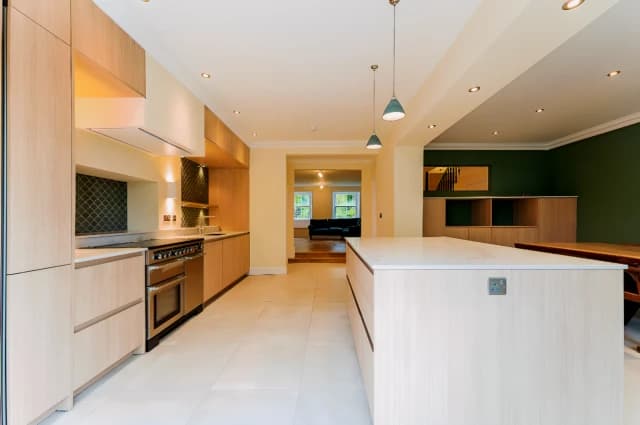 4Bedrooms, 2Bathrooms