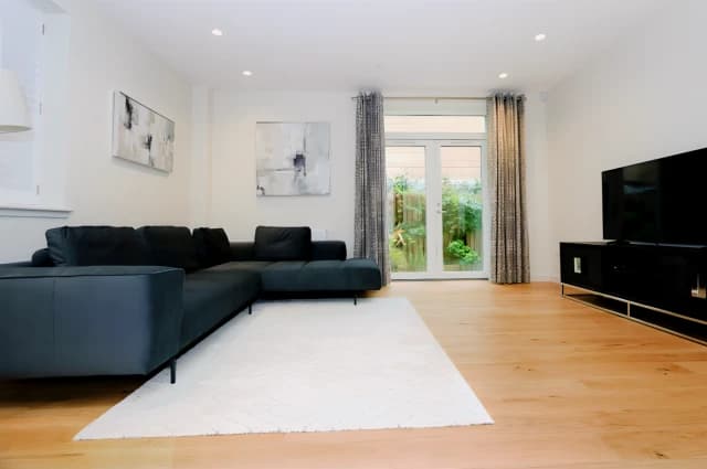 2Bedrooms, 1Bathrooms