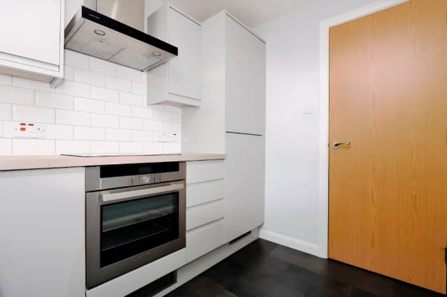 2Bedrooms, 1Bathrooms