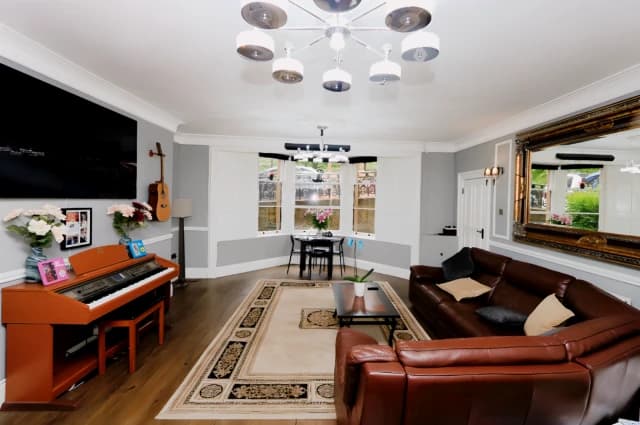 3Bedrooms, 2Bathrooms