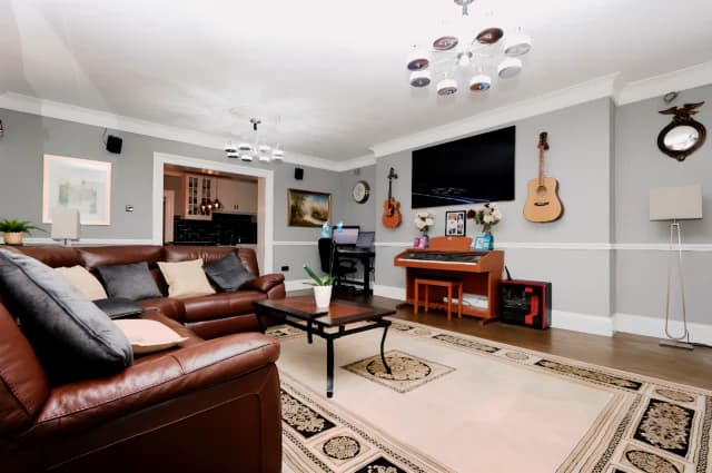 3Bedrooms, 2Bathrooms