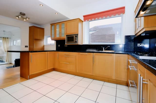 4Bedrooms, 2Bathrooms
