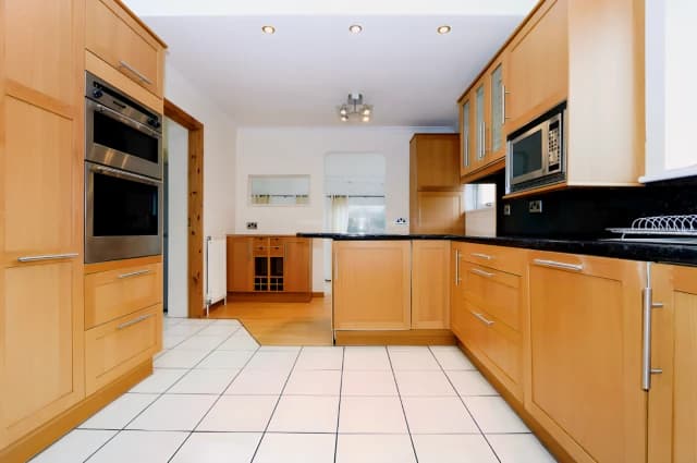 4Bedrooms, 2Bathrooms