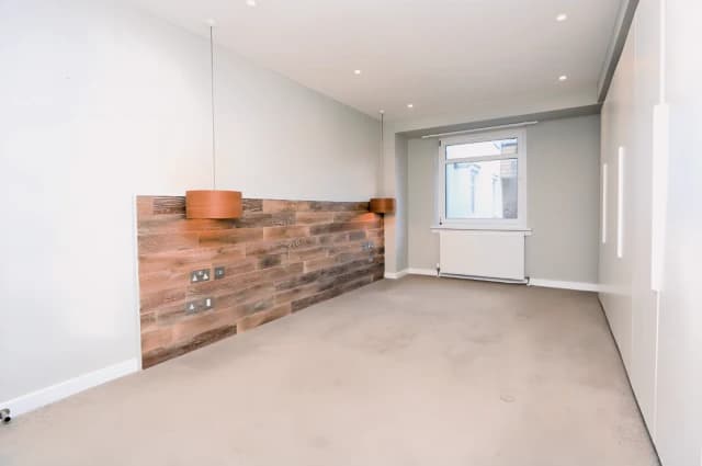 2Bedrooms, 1Bathrooms