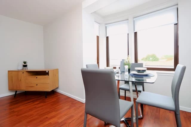 2Bedrooms, 1Bathrooms