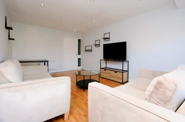 2Bedrooms, 1Bathrooms