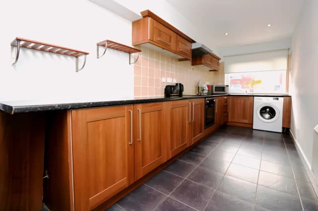 2Bedrooms, 1Bathrooms