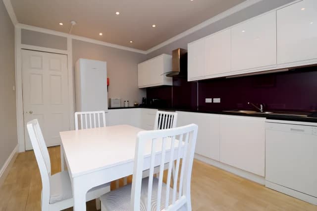 3Bedrooms, 2Bathrooms
