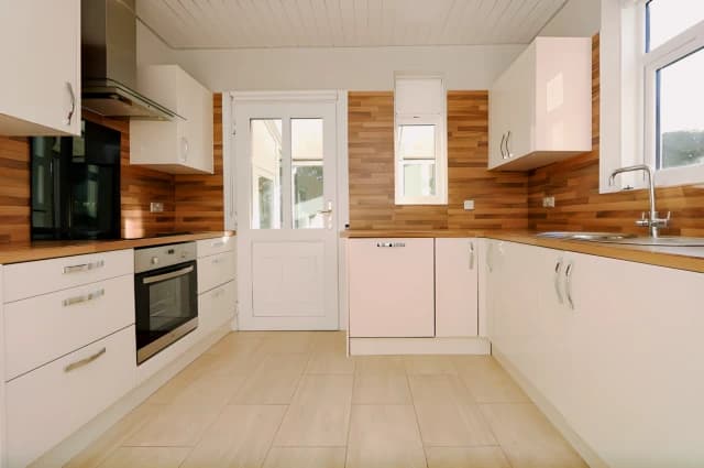 4Bedrooms, 2Bathrooms