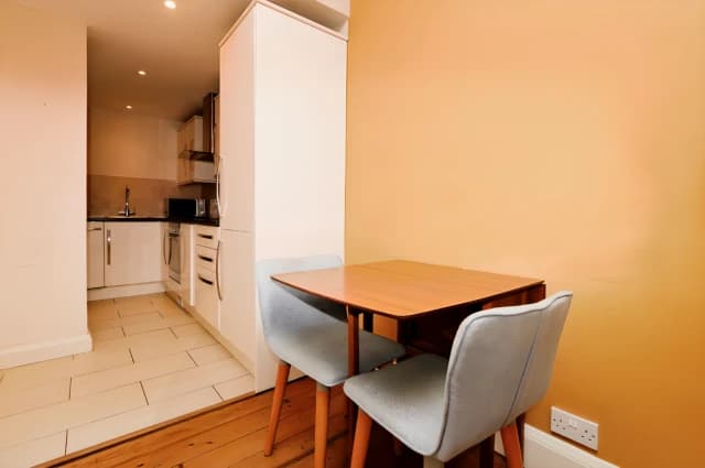 2Bedrooms, 1Bathrooms
