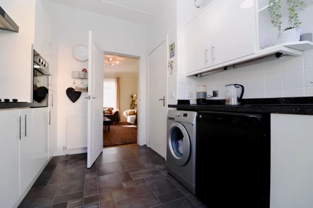 2Bedrooms, 1Bathrooms
