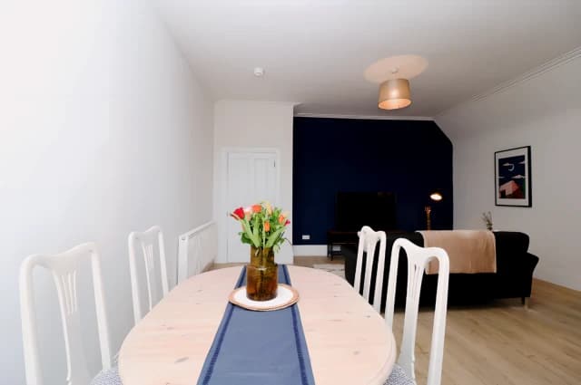 2Bedrooms, 1Bathrooms