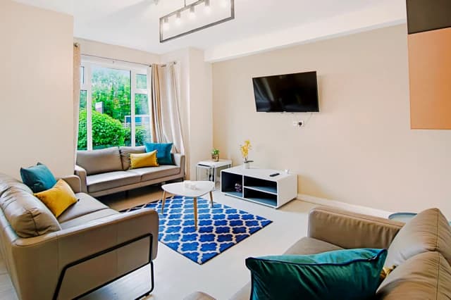 7 Beds 2 Baths