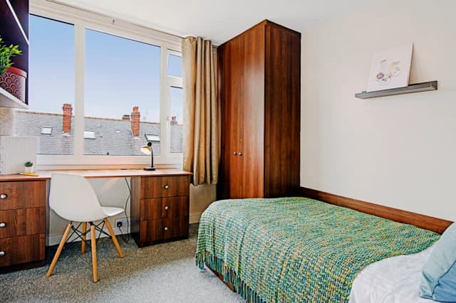 7 Beds 2 Baths