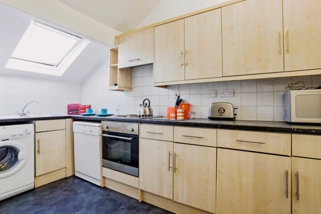 5 Beds 2 Baths