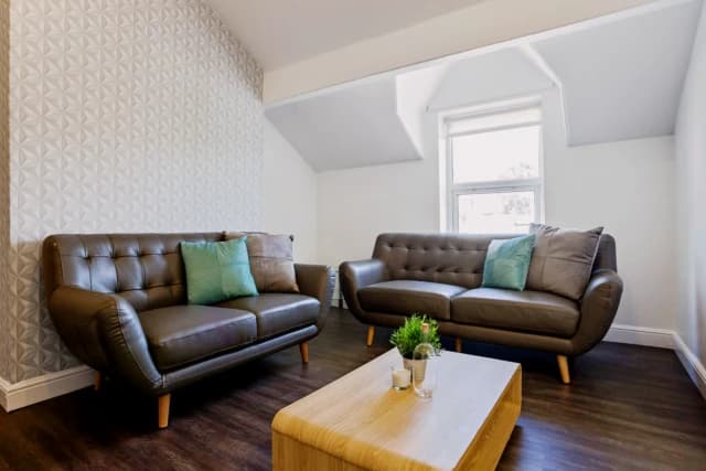 5 Beds 2 Baths