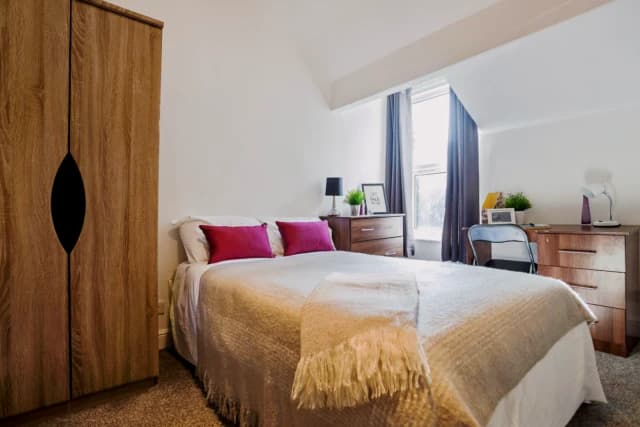 5 Beds 2 Baths