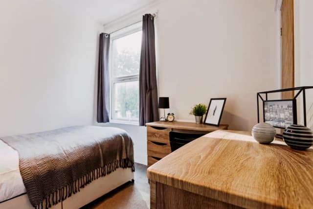 5 Beds 2 Baths