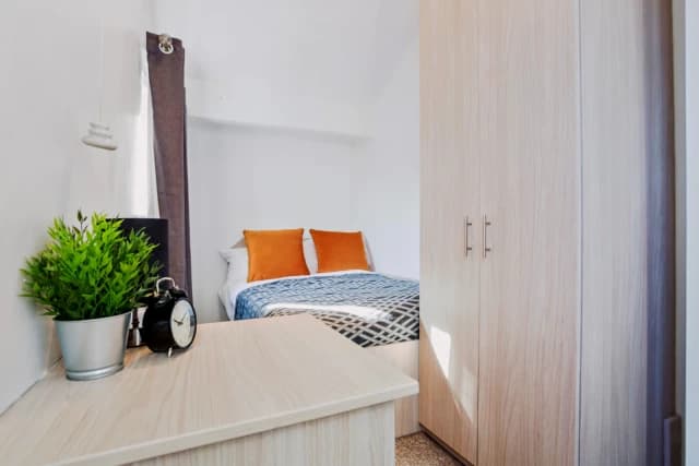 5 Beds 2 Baths