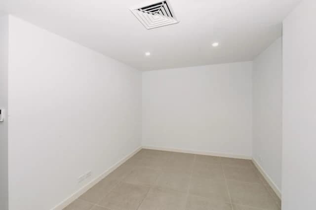 3 Madden Close image 5