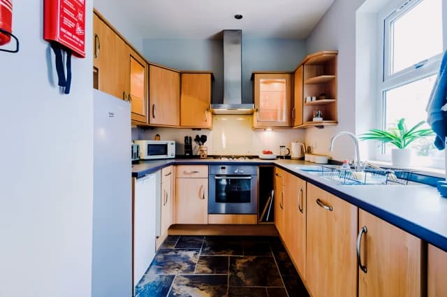 6 Bedroom, 1 Bathroom