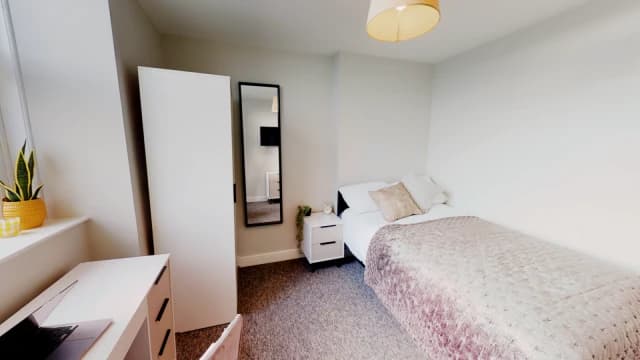 6 Bedroom, 1 Bathroom