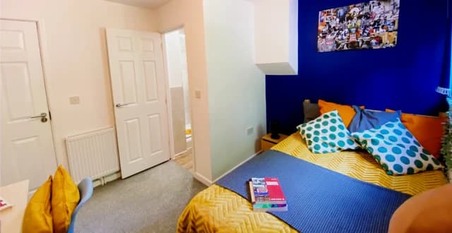 6 Bedroom