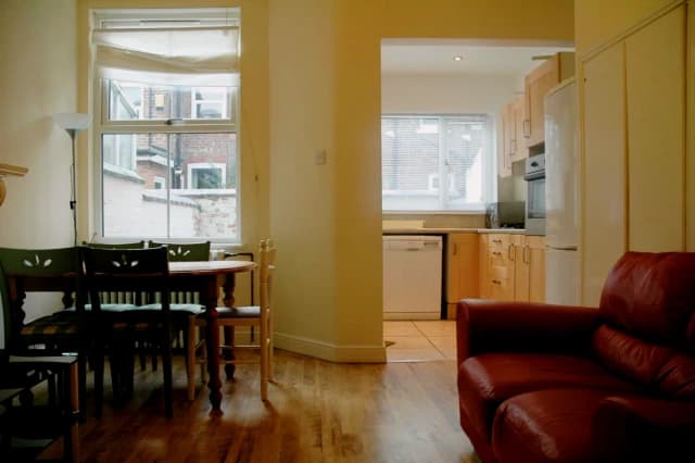 Double bedroom in 4-bedroom house near Platt Fields Park