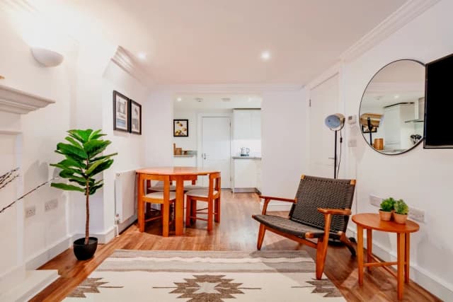 SL-Flat 3, Greek Street image 3
