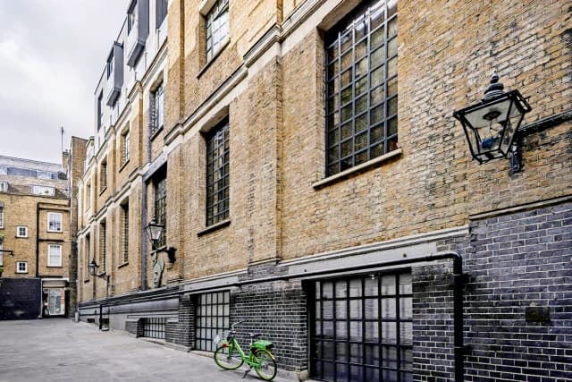 SL-Bull Inn Court image 3