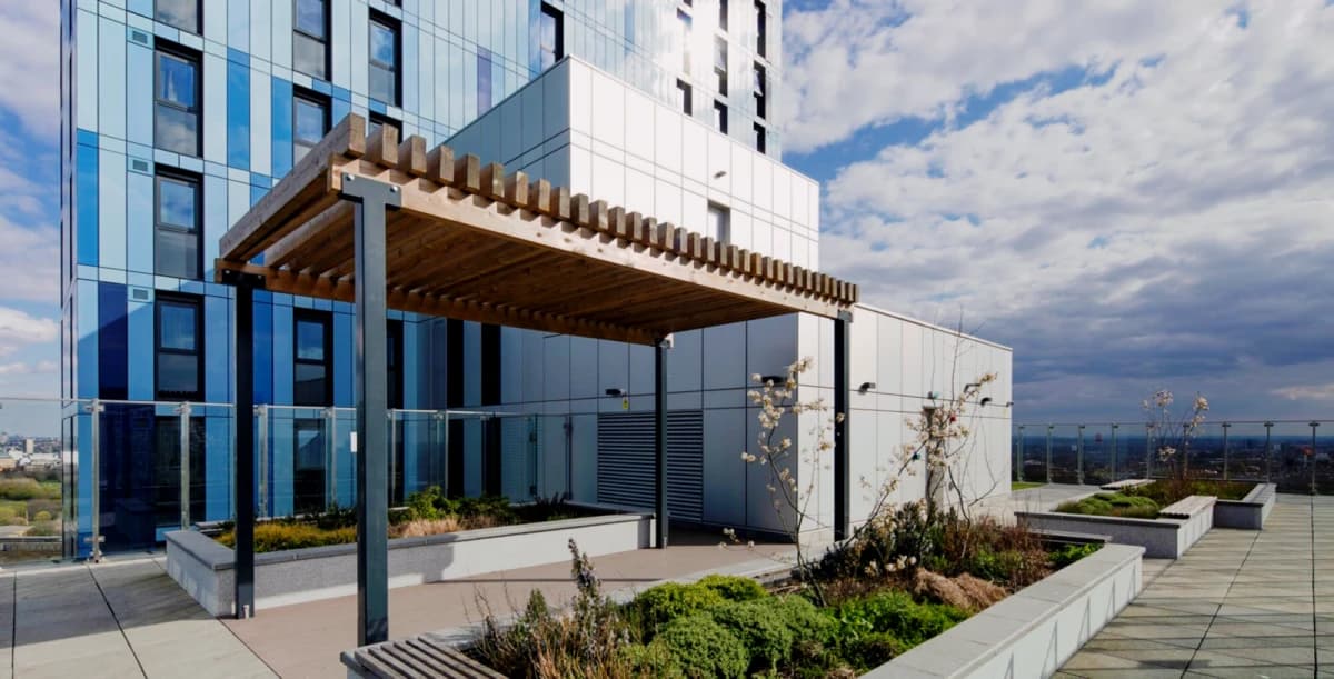 Lit Ealing Residence image