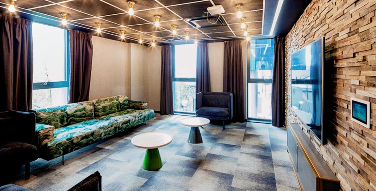 Lit Ealing Residence image