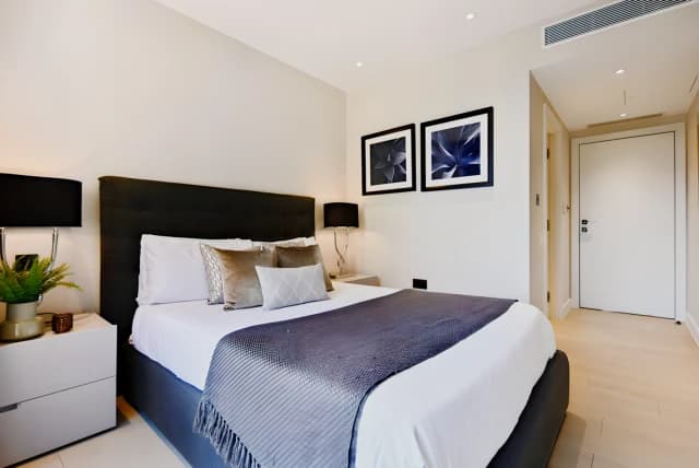 SL-Vauxhall Bridge Road image