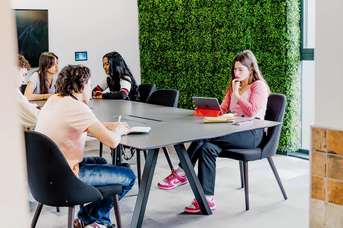 Gob Ealing Residence image