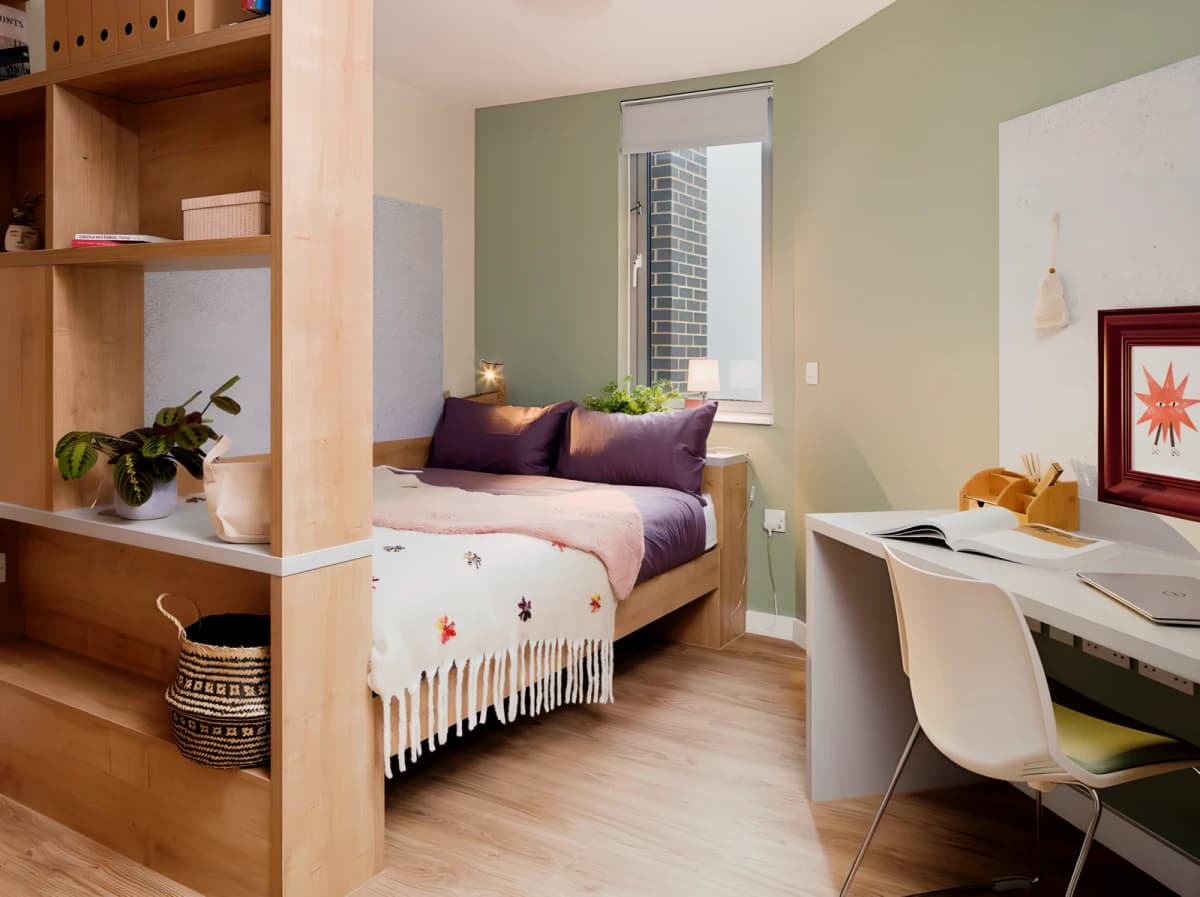 Yugo The Curve image 4