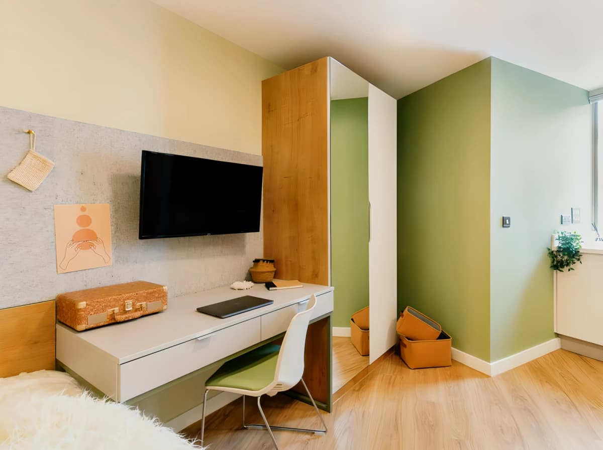 Yugo The Curve image