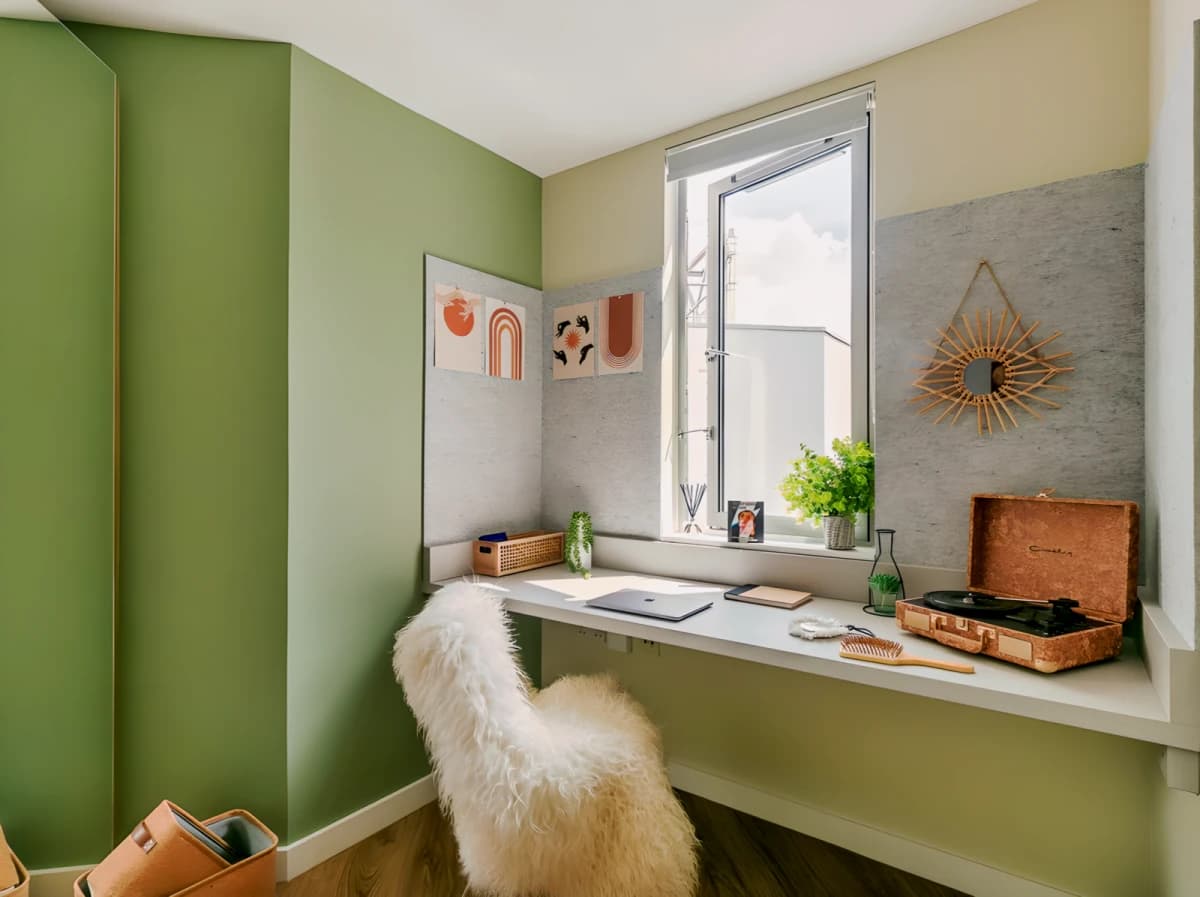 Yugo The Curve image